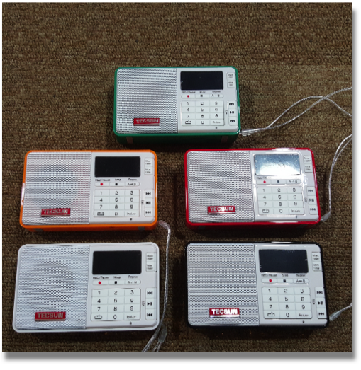 TECSUN Q3
Power Sources: 3.7V lithium battery (not included); DC 5V (250mA) external charger (not included)
Unit size: 103 x 62 x 23 mm (W x H x D)
Accessories: carrying strap, USB cable, line-in audio cable, English manual TECSUN Q3
Power Sources: 3.7V lithium battery (not included); DC 5V (250mA) external charger (not included)
Unit size: 103 x 62 x 23 mm (W x H x D)
Accessories: carrying strap, USB cable, line-in audio cable, English manual